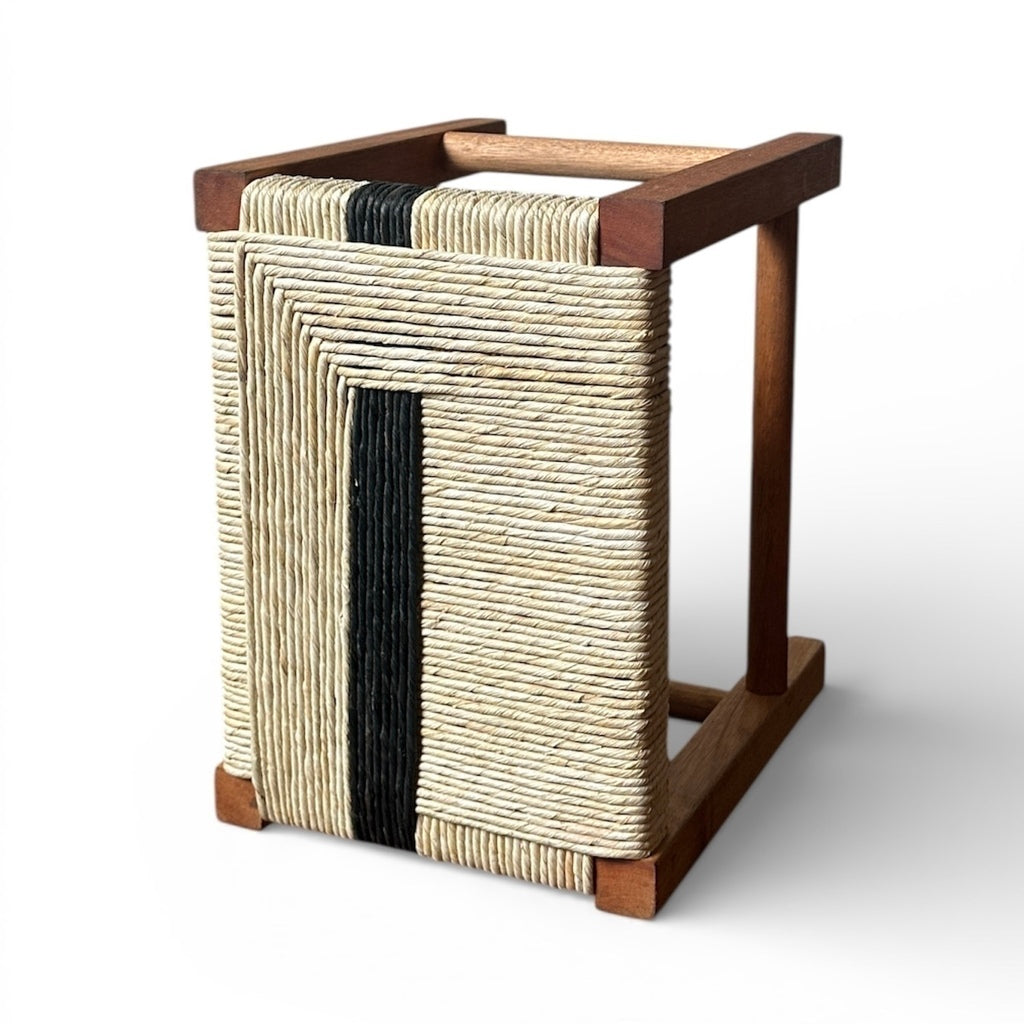 Banquinho retangular em madeira e palha trançada