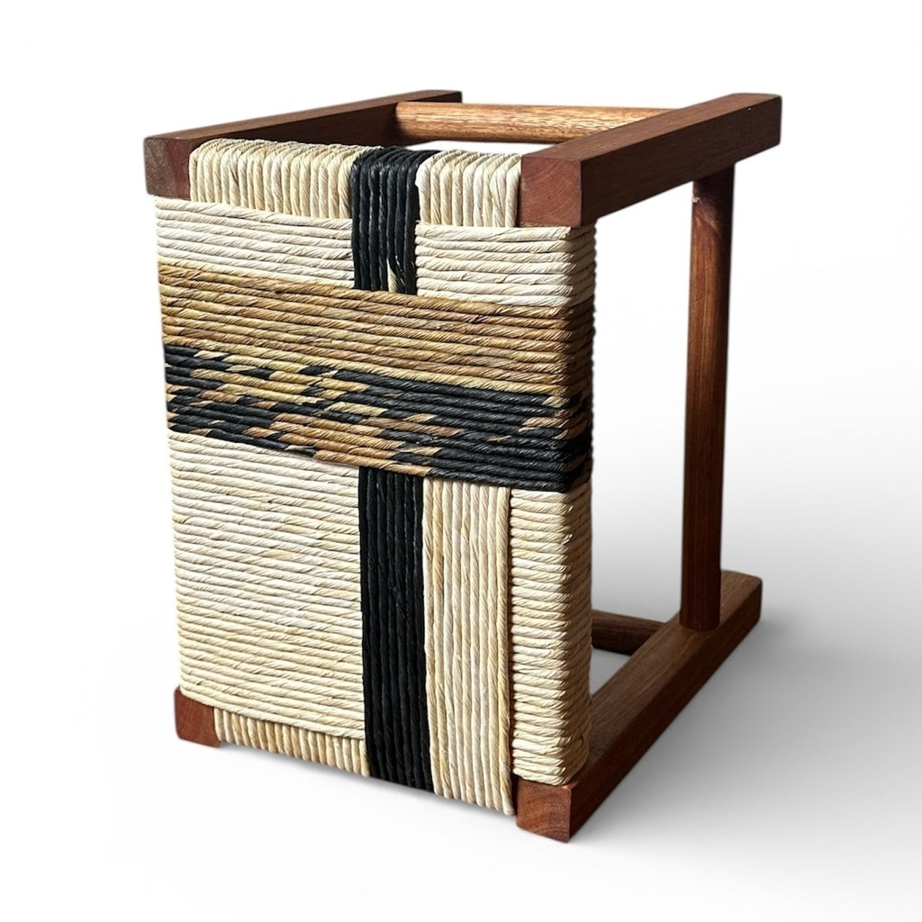 Banquinho retangular em madeira e palha trançada