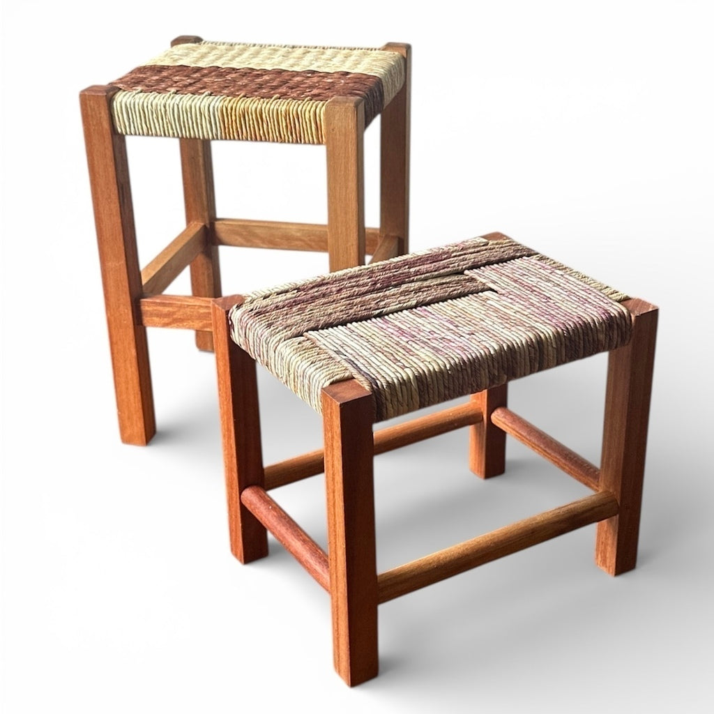 Banco em madeira e palha trançada