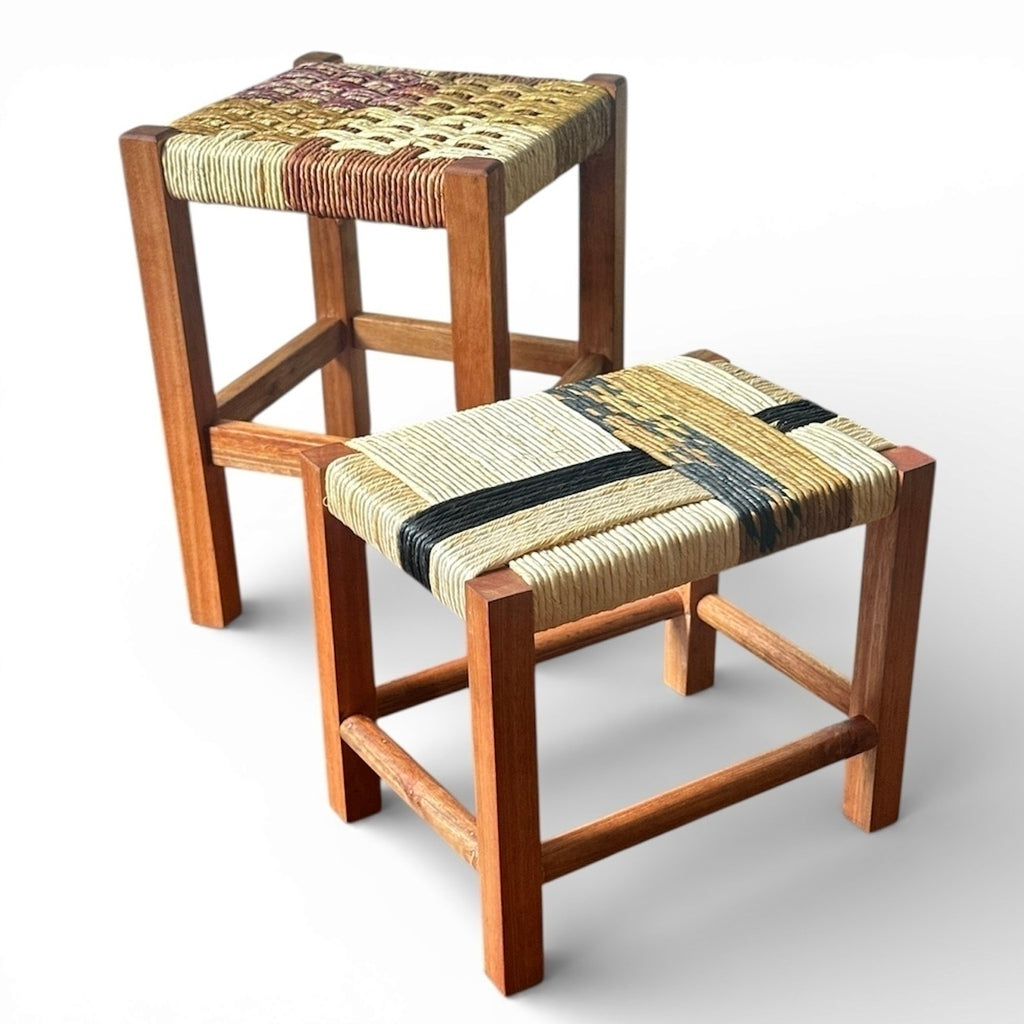 Banco em madeira e palha trançada