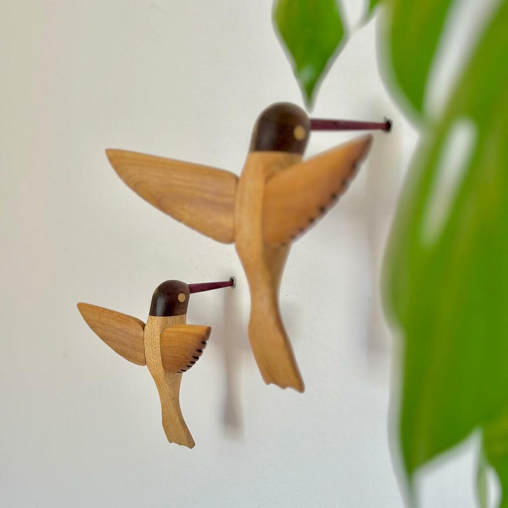 Beija Flor duas cores com cauda pra baixo